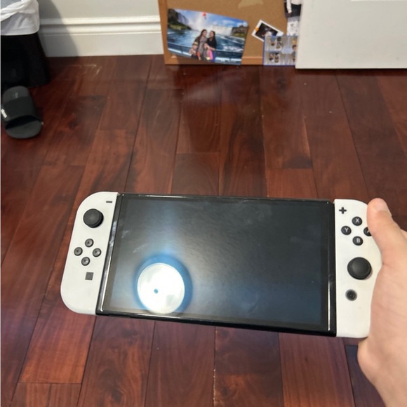 NINTENDO SWITCH OLED. I’m selling my switch for 400 it’s the newest OLED model - Picture 3 of 9